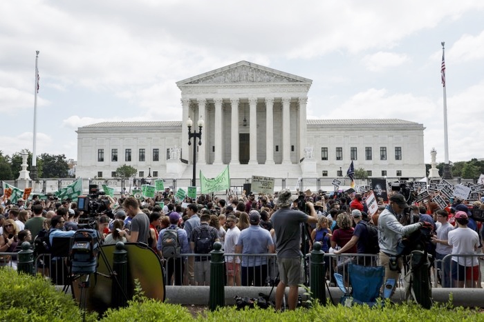 protestors on both sides of 'Roe v. Wade' outside U.S. Supreme Court Building in June 2022